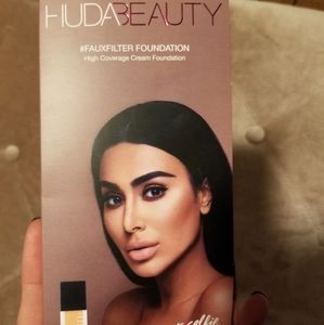 Huda beauty foundation and primer sample